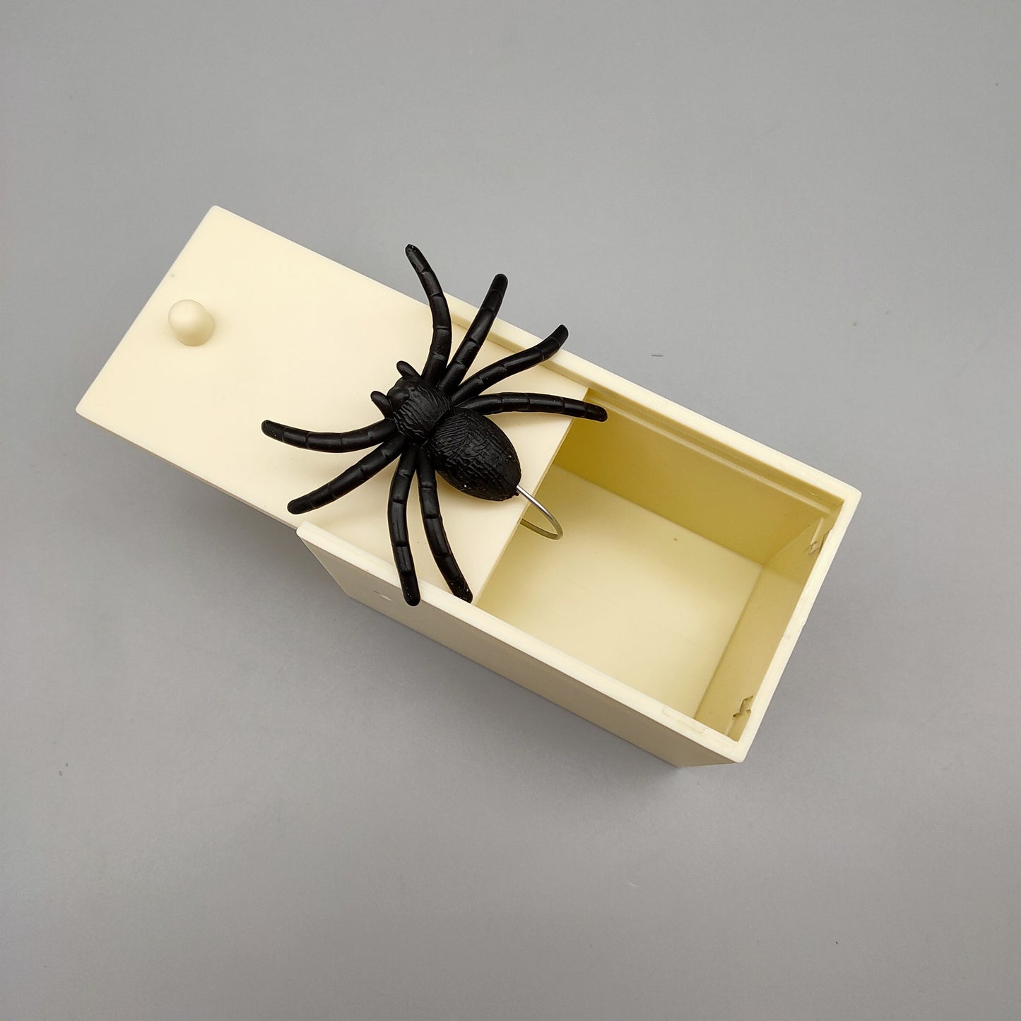 Shocked small box of tricky toys, spoof Halloween toys, bug simulation, spider, scorpion, whole person props