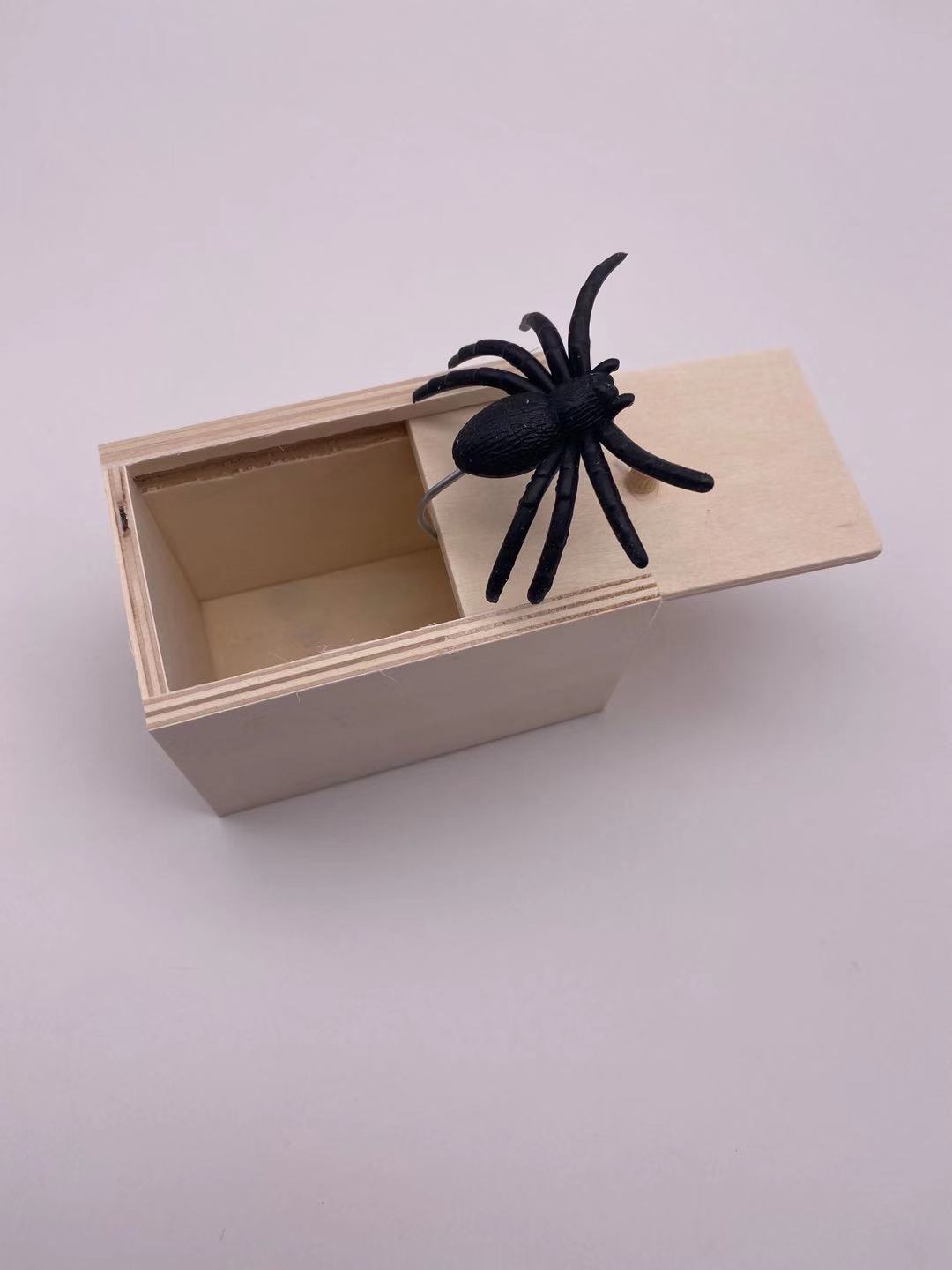 Shocked small box of tricky toys, spoof Halloween toys, bug simulation, spider, scorpion, whole person props