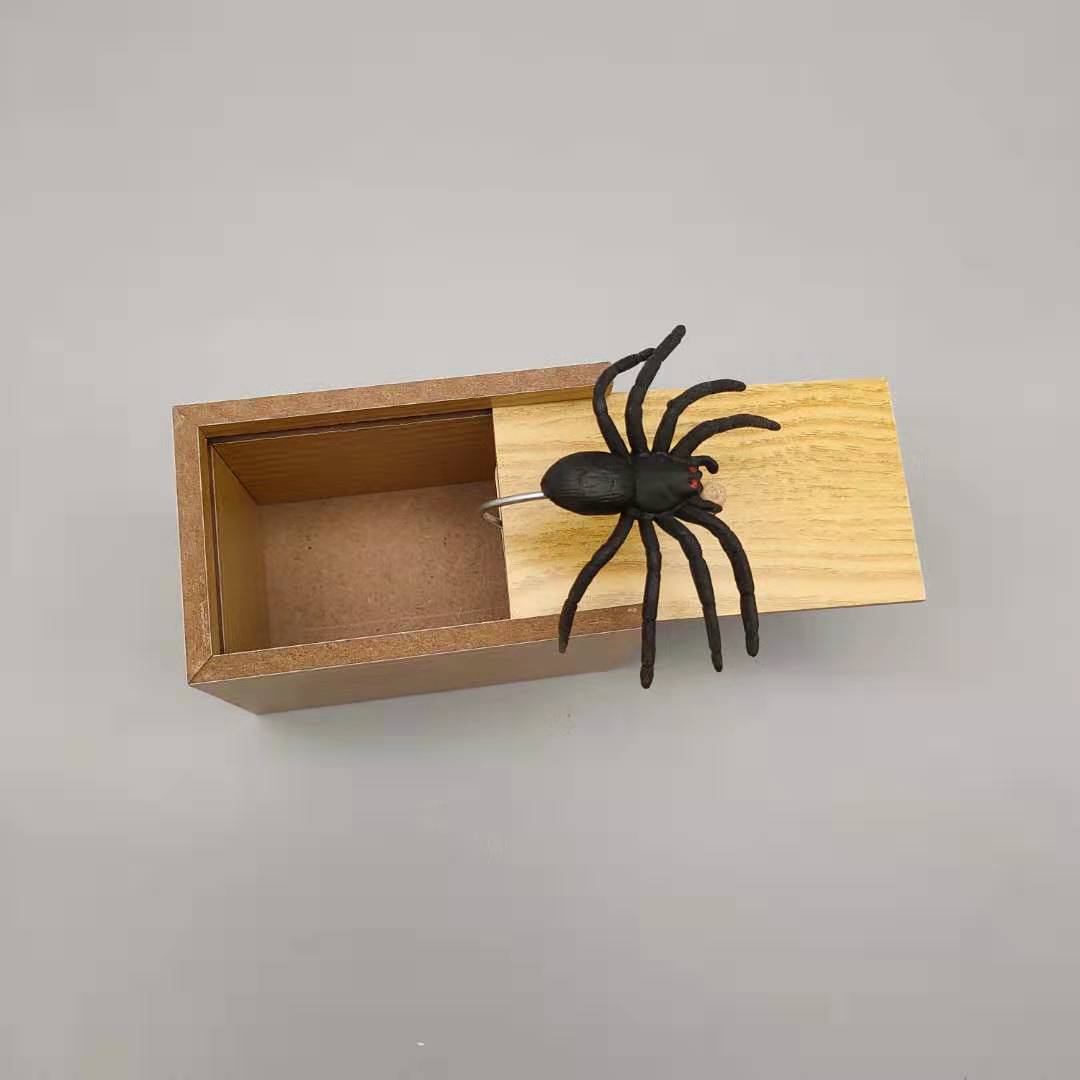 Shocked small box of tricky toys, spoof Halloween toys, bug simulation, spider, scorpion, whole person props