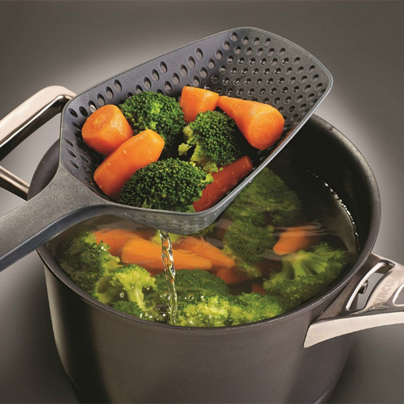 High-quality kitchen colander to fish the fence